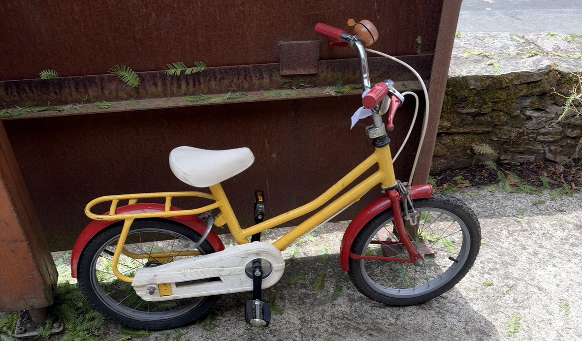Vélo enfant jaune et rouge